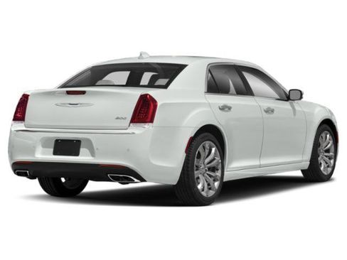 Used 2018 Chrysler 300 Touring w/ Chrome Appearance Package RWD image 5