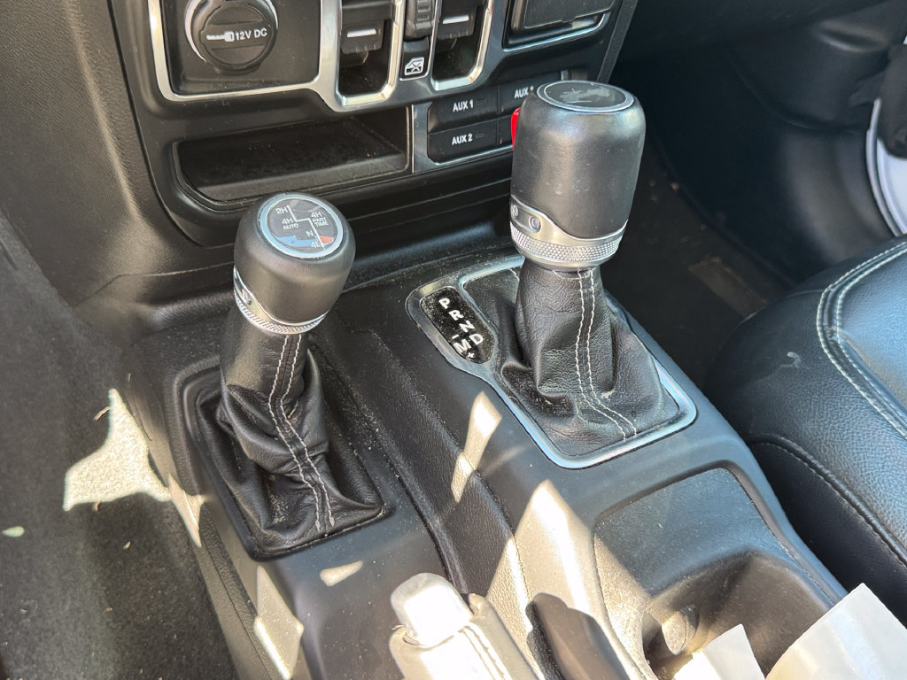 Used 2022 Jeep Wrangler Unlimited Sahara w/ Cold Weather Group AWD/4WD image 13