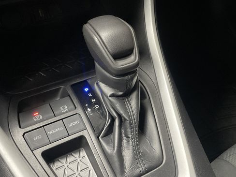 Used 2021 Toyota RAV4 XLE w/ Convenience Package FWD image 26