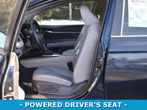 Used 2020 Toyota Camry SE image 4