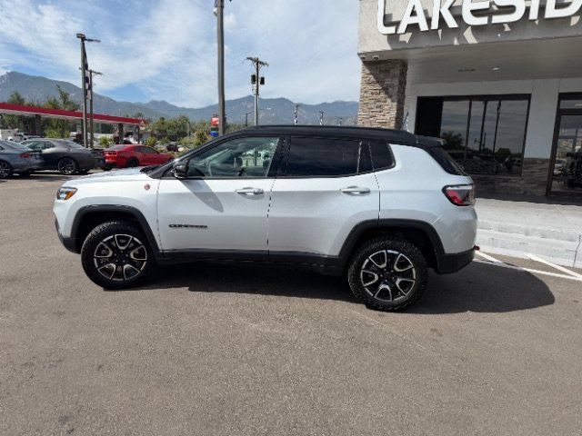 Used 2025 Jeep Compass Trailhawk AWD/4WD image 6