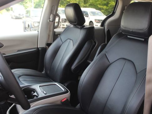 Used 2024 Chrysler Pacifica Touring-L FWD image 28