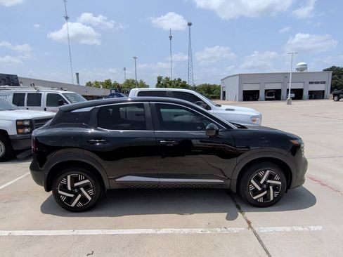 Used 2025 Nissan Kicks SV w/ Charging Package FWD image 7
