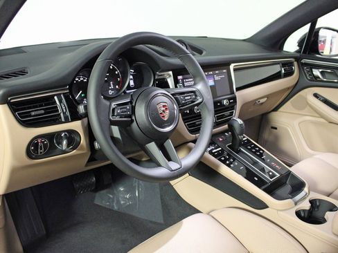 Used 2025 Porsche Macan image 4