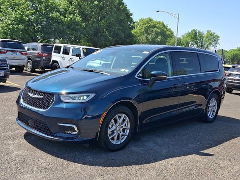 Used 2023 Chrysler Pacifica Touring-L FWD image 3