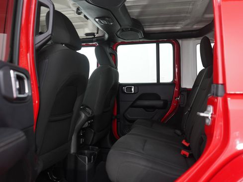 Used 2018 Jeep Wrangler Unlimited Sahara w/ Dual Top Group AWD/4WD image 17