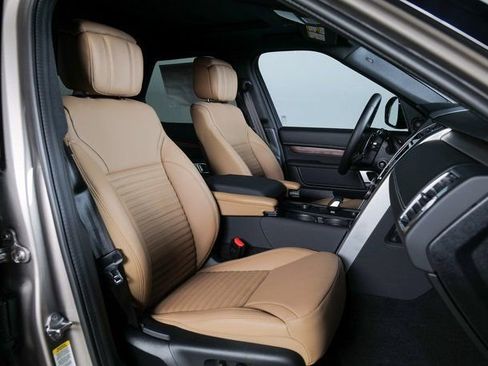 New 2026 Land Rover Discovery Dynamic SE image 3