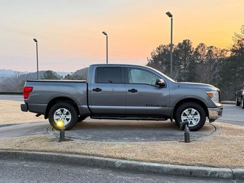 Used 2019 Nissan Titan SV w/ SV Convenience Package image 9