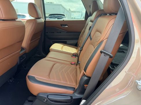 Used 2023 Nissan Pathfinder Platinum w/ Black Appearance Package FWD image 17