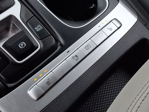 Used 2024 Kia Carnival LX FWD image 25