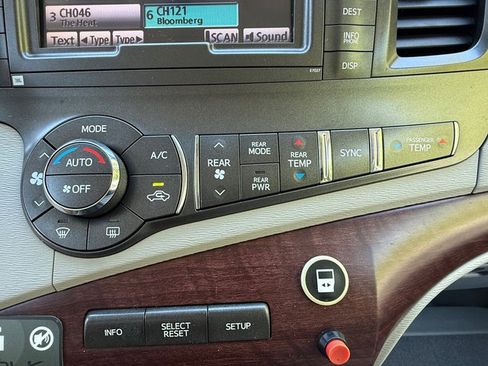 Used 2013 Toyota Sienna Limited w/ Premium Pkg FWD image 31