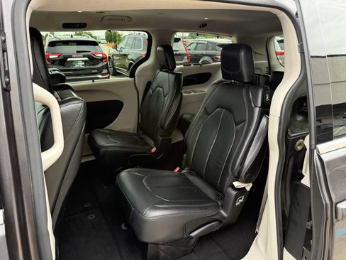 Used 2017 Chrysler Pacifica Touring-L Plus FWD image 21