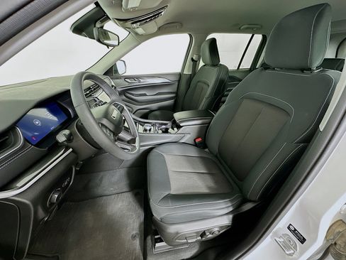 Used 2023 Jeep Grand Cherokee Laredo w/ Luxury Tech Group I image 13