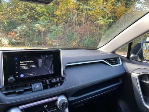 Used 2025 Toyota RAV4 LE image 31