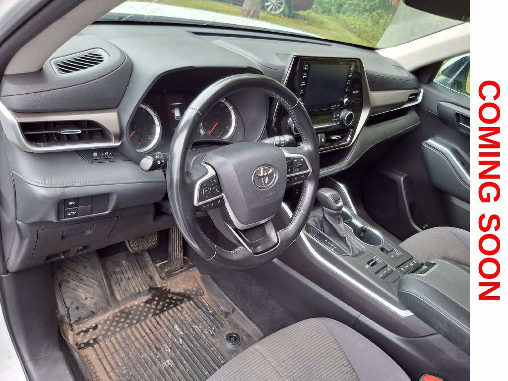 Used 2022 Toyota Highlander LE AWD/4WD image 3