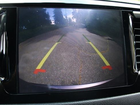 Used 2020 Chrysler Pacifica Touring w/ S Appearance Package FWD image 9