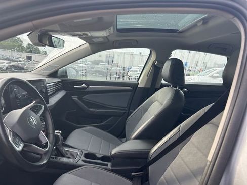 Used 2025 Volkswagen Jetta SE FWD image 9