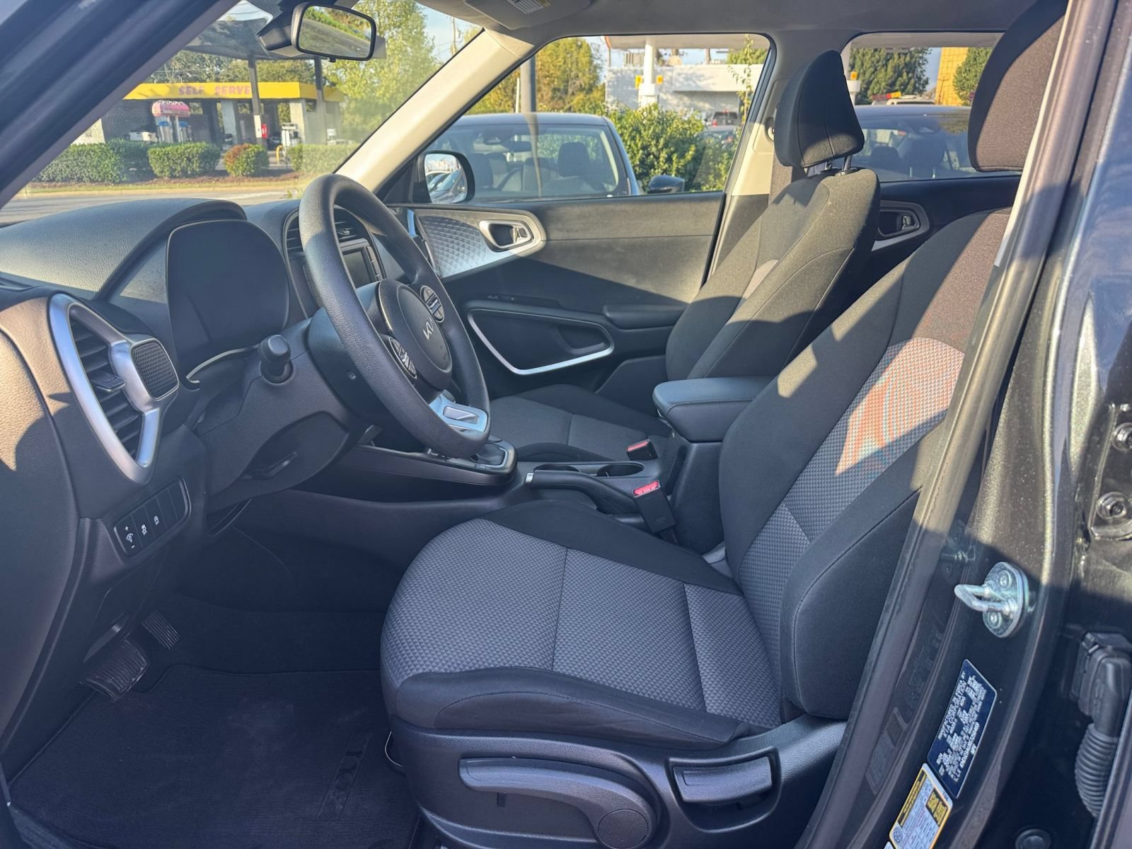 Used 2025 Kia Soul LX w/ LX Technology Package FWD image 25