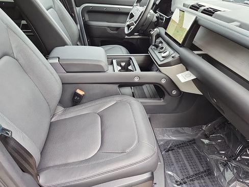 New 2024 Land Rover Defender 110 SE image 3