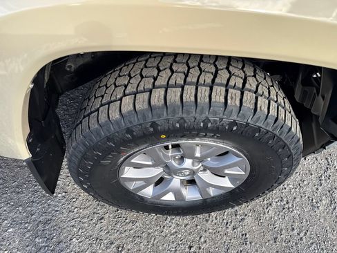 Used 2019 Toyota Tacoma SR5 AWD/4WD image 36