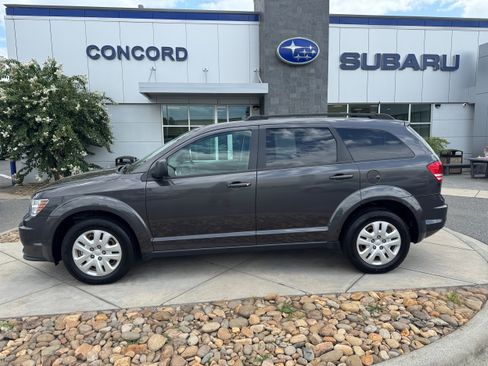 Used 2020 Dodge Journey SE FWD image 1