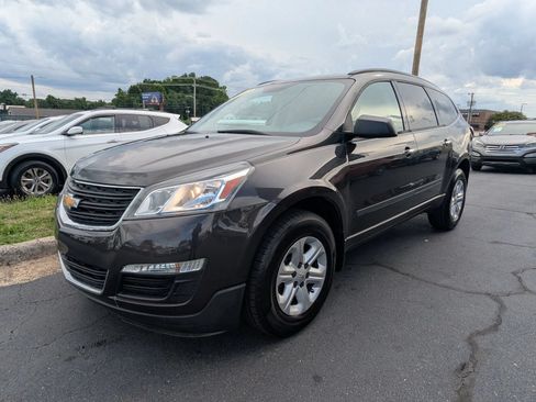 Used 2017 Chevrolet Traverse LS FWD image 3