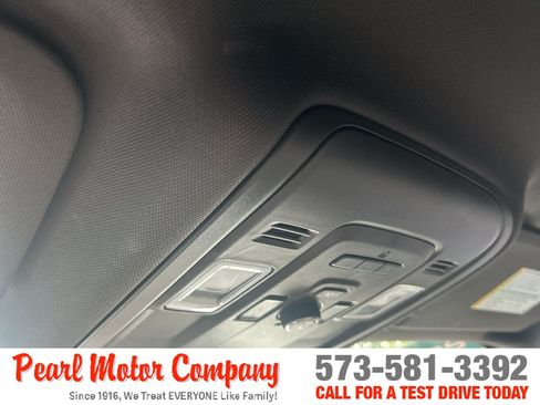 Used 2024 GMC Yukon XL SLT w/ SLT Luxury Package AWD/4WD image 15
