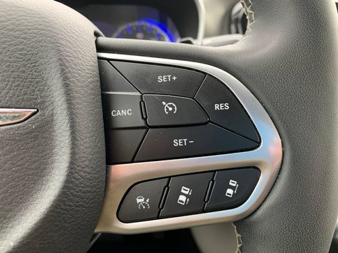 Used 2024 Chrysler Pacifica Touring-L FWD image 24