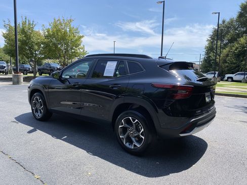 Used 2024 Chevrolet Trax LT w/ LT Convenience Package FWD image 7