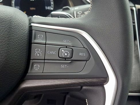 Used 2024 Jeep Grand Cherokee Limited AWD/4WD image 21
