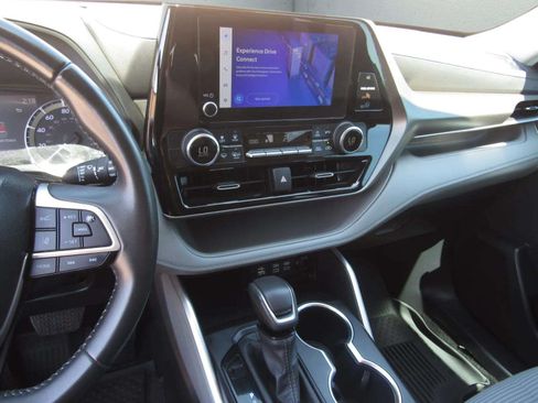 Used 2023 Toyota Highlander LE FWD image 18