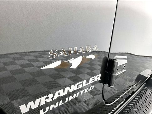 Used 2017 Jeep Wrangler Unlimited Sahara w/ Dual Top Group AWD/4WD image 14