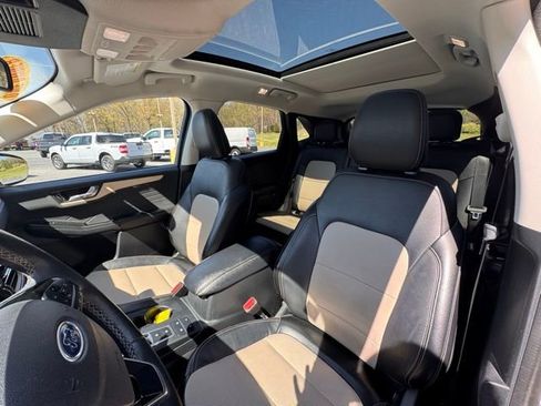 Used 2022 Ford Escape Titanium w/ Titanium Elite Package image 9