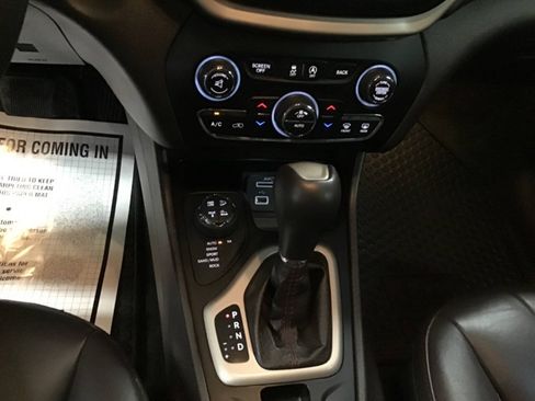 Used 2015 Jeep Cherokee Trailhawk w/ Comfort/Convenience Group AWD/4WD image 17