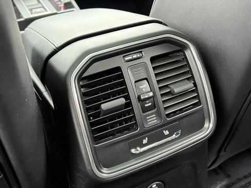 Certified 2025 Porsche Macan Turbo image 17