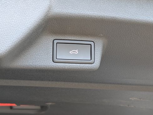 Used 2025 Volkswagen ID. Buzz 1st Edition RWD image 21