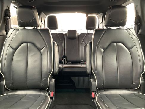 Used 2025 Chrysler Pacifica Limited image 42