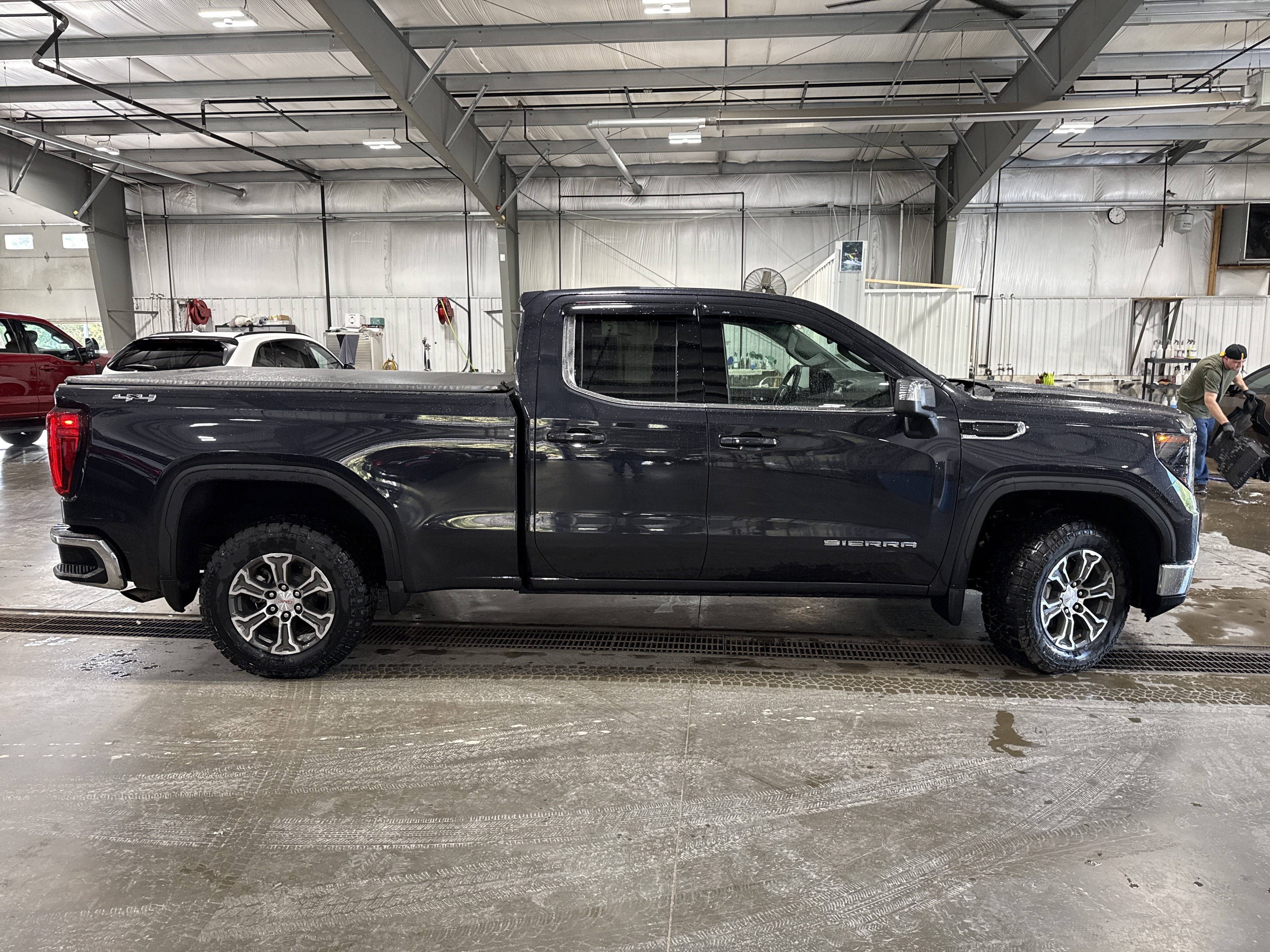 Used 2024 GMC Sierra 1500 SLE w/ Preferred Package AWD/4WD image 2