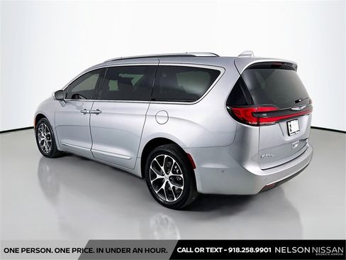 Used 2021 Chrysler Pacifica Limited w/ Premium & Safety Sphere Group image 7