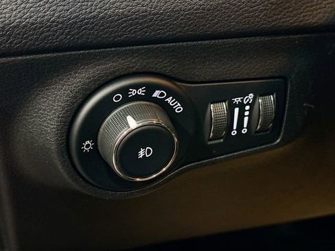 Used 2018 Jeep Compass Latitude w/ Cold Weather Group image 11