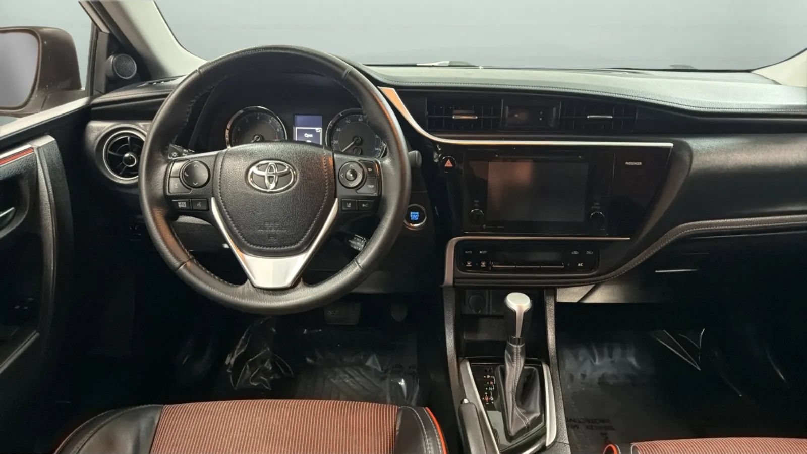 Used 2017 Toyota Corolla SE w/ SE Premium Package FWD image 11