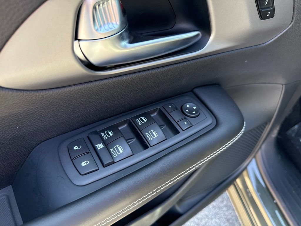 New 2027 Chrysler Pacifica Select FWD image 18