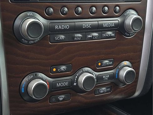 Used 2019 Nissan Pathfinder Platinum FWD image 16