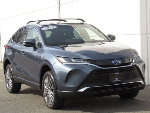 Used 2022 Toyota Venza XLE image 2