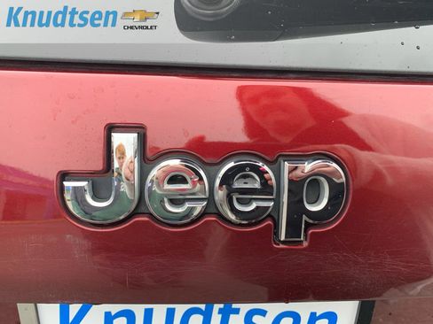 Used 2019 Jeep Cherokee Latitude Plus AWD/4WD image 10
