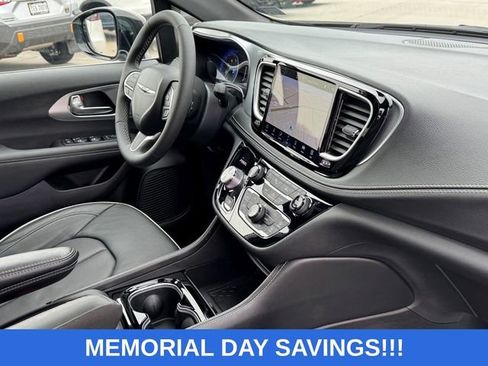 Used 2026 Chrysler Pacifica Limited FWD image 10