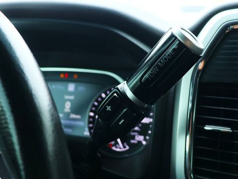 Used 2020 Nissan Titan SV w/ SV Convenience Package image 49