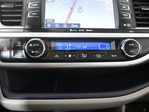 Used 2018 Toyota Highlander XLE image 31