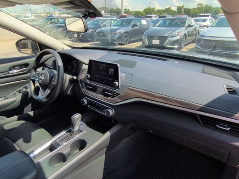 Used 2025 Nissan Altima 2.5 SV FWD image 31
