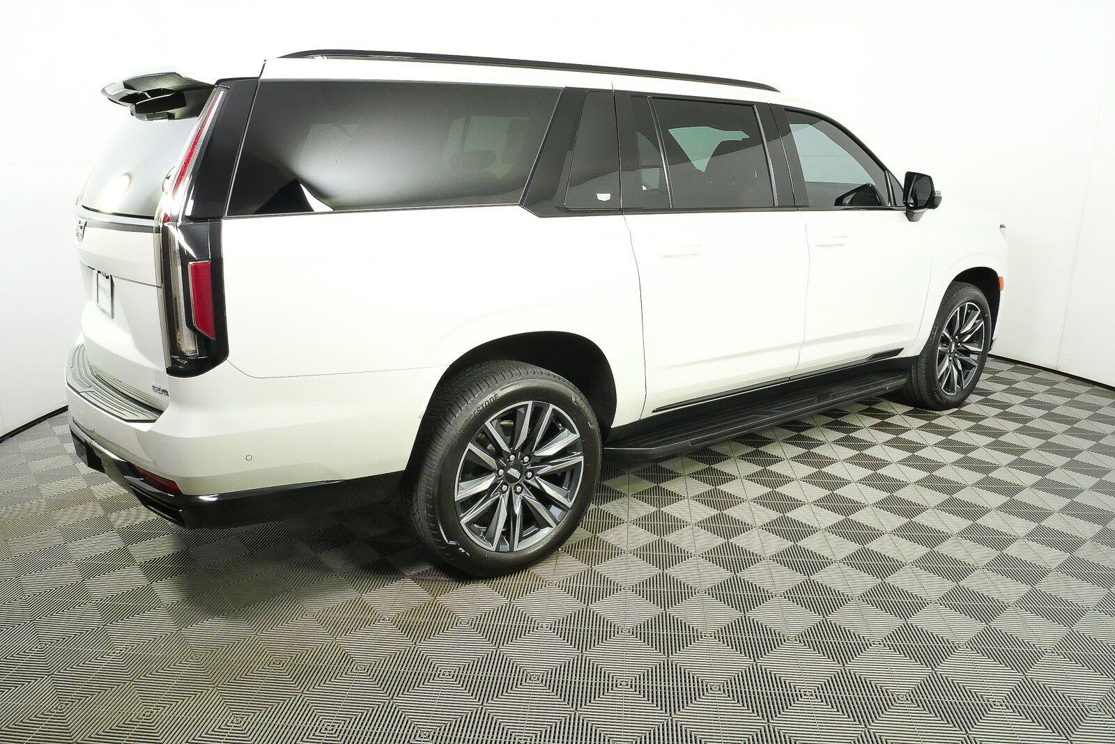 Used 2021 Cadillac Escalade ESV Sport AWD/4WD image 2
